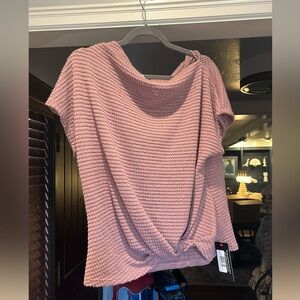 NWT Gilli lightweight top with knot at waist for flattering fit  size medium